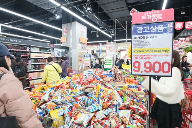 超市零食（海苔玉米脆片、Pizza 貝果餅乾、Oreo 提拉米蘇薄片）